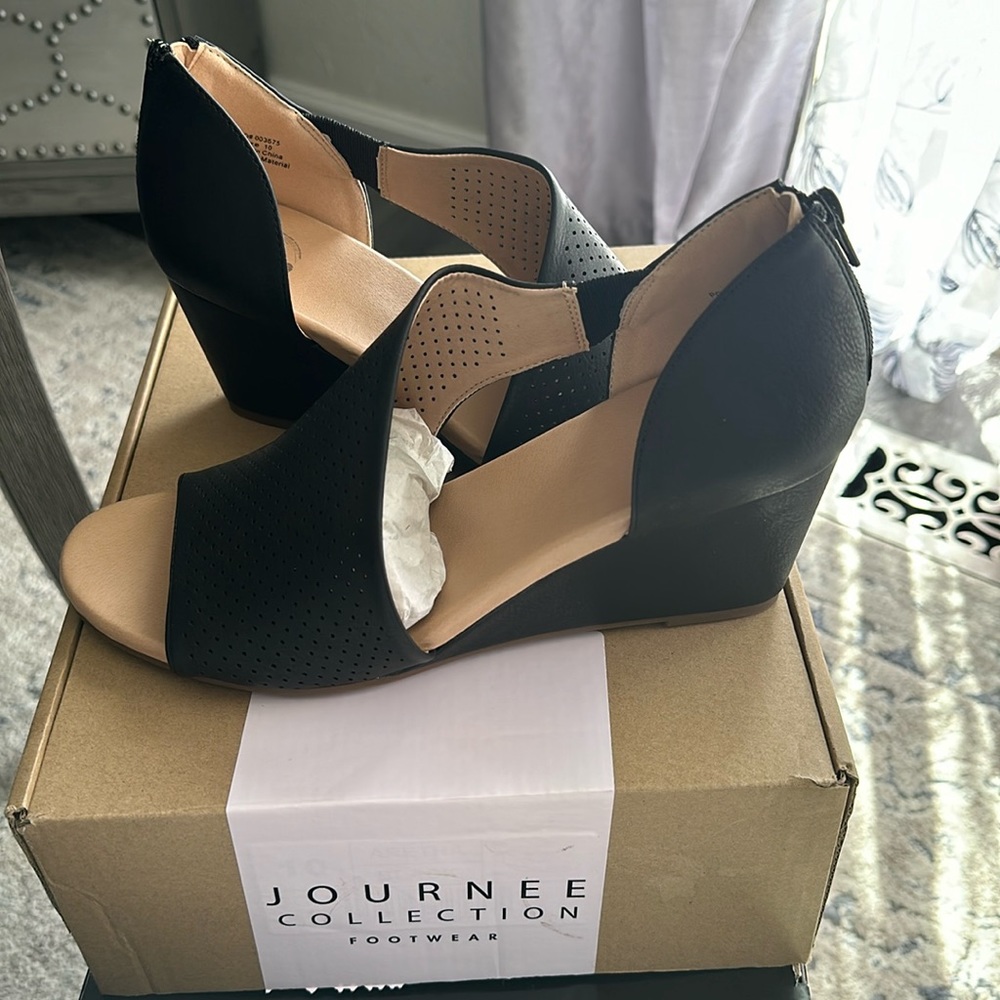 New with box Journee wedge